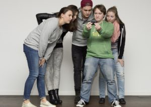 Fünf Jugendliche, stehend, die ein Selfie von sich machen