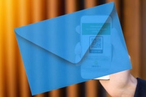 Abb. eines nach links gekippten halbtransparenten Kuverts, im Hintergrund eine Hand, die ein Handy mit einem COVID-Zertifikat darauf hält.