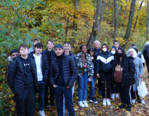 Gruppe von Schülern vor Wald