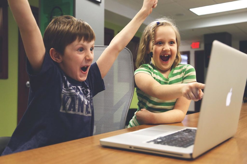 Kinder vor einem Laptop