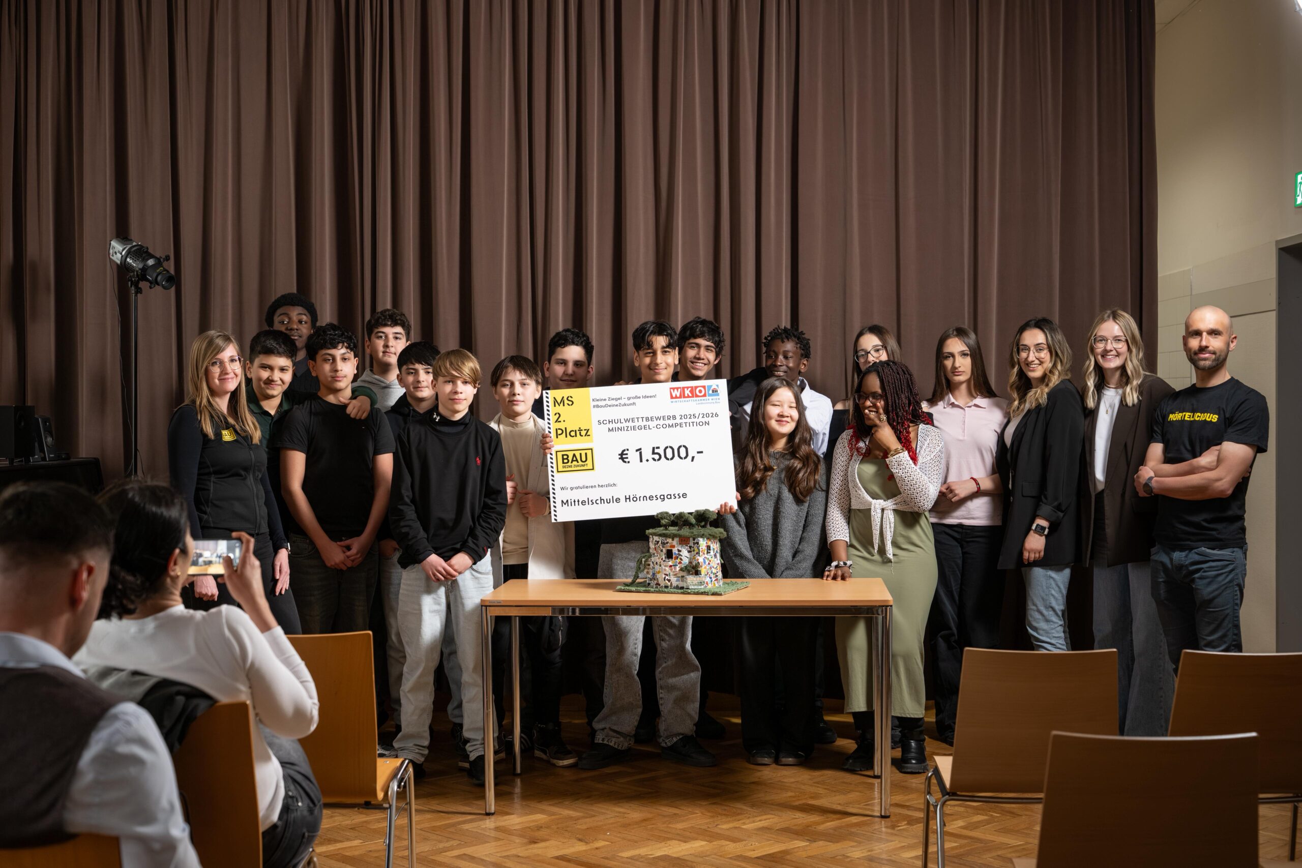 Read more about the article Großer Erfolg für die 3B: 2. Platz und 1500€ Siegergeld bei der Miniziegel-Competition 2025/2026