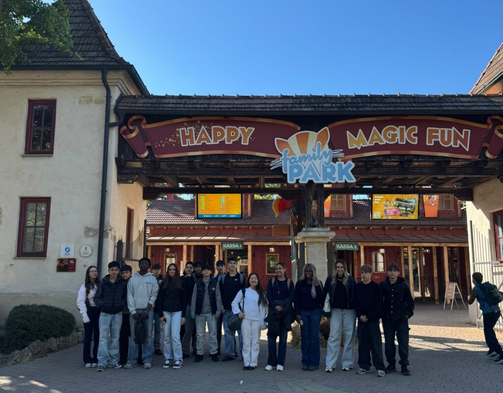 Gruppenfoto vor dem Eingang